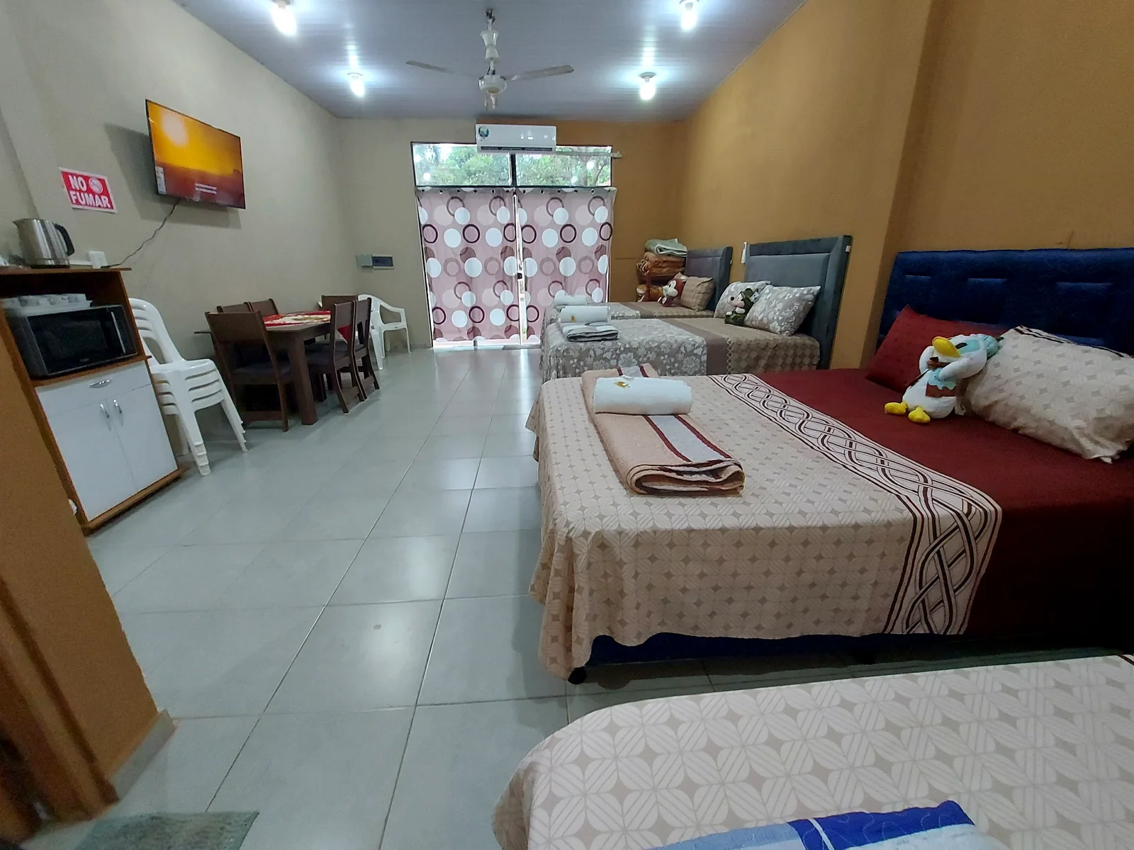 Interior de habitación amplia